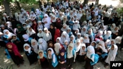 Нангархар провинциясында бастауыш сынып оқушылары сабақты ашық аспан астында өткізіп жүр. 14 мамыр 2023 жыл.