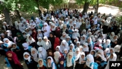 Owganystanyň mekdep gyzlary Nangarhar welaýatynyň Hogýani etrabynda, açyk asmanyň aşagynda, başlangyç orta mekdebe gatnaýarlar. 2023-nji ýylyň 14-nji maýy.