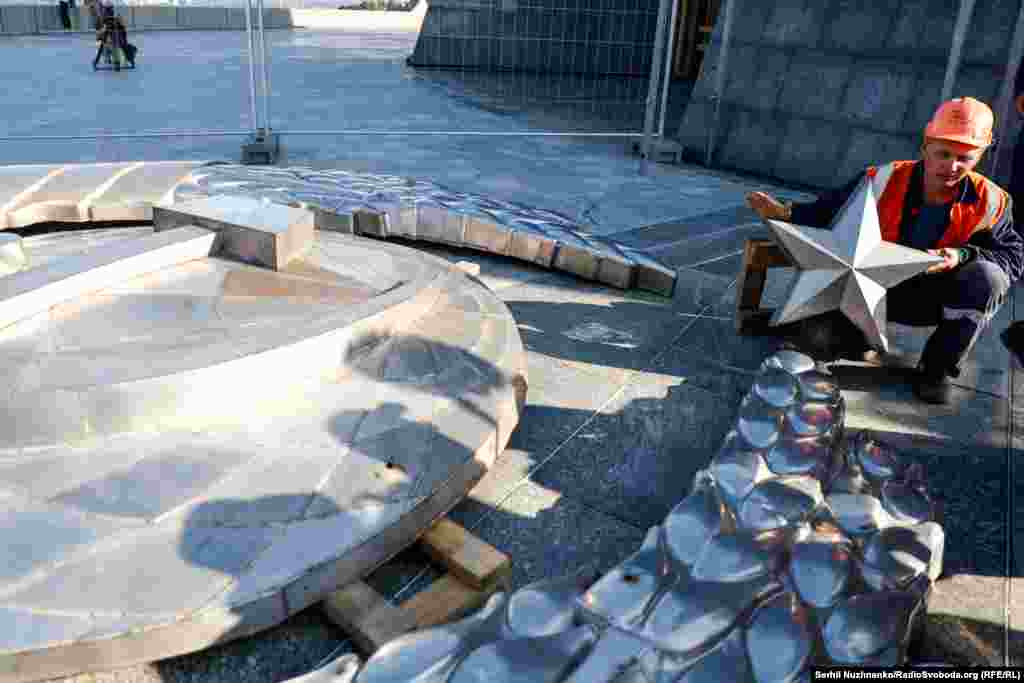 Повністю демонтували радянський герб зі щита монументу &laquo;Батьківщина-мати&raquo; 1 серпня.&nbsp;Директор музею історії України у Другій світовій війні Юрій Савчук&nbsp;показав у фейсбуці&nbsp;&laquo;останні миті демонтажу радянської символіки&raquo;. &laquo;Це момент, про який мріяли мільйони українців, покоління українців&hellip; Це момент демонтажу імперії, символу радянщини, який відкриває нам перспективу не тільки на чудові краєвиди Дніпра, а на життя в новій, вільній сім&rsquo;ї європейських народів&raquo;, &ndash; прокоментував демонтаж Юрій Савчук