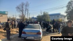 Мигранты, которых не выпустили из Казахстана, находятся возле здания суда