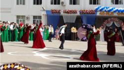 Aşgabadyň mekdepleriniň birindäki "soňky jaň" dabarasyndan bir pursat. 25-nji maý, 2023 ý.