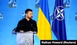 Президент Украины Владимир Зеленский во время пресс-конференции на саммите НАТО в Вашингтоне, 11 июля 2024 года