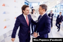 Ex-ministrul Afacerilor Externe, Nicu Popescu (stânga), și prim-ministrul Dorin Recean, la cea de-a patra ediție a Platformei de sprijin pentru Moldova, Chișinău, octombrie 2023.
