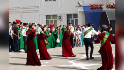Diňle: Häkimiýetler düýp sebäbini aýtman, 'Soňky jaň" çärelerini çäklendirýärler