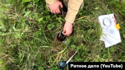 Мінування території російським сапером