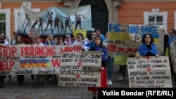 Лідерка ініціативи «Голос України» Анастасія Сігнаєвська під час ходи на підтримку України до іноземних посольств у Празі. 2023 рік