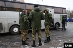 Військовослужбовці-контрактники армії РФ біля єдиного пункту відбору на військову службу за контрактом на вулиці Яблочкова, Москва, Росія, листопад 2023 року