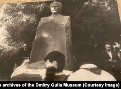 Гранитный памятник Дмитрию Гулия, скульптор Гиви Рухадзе