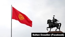 Кыргызстандын желеги жана Манастын айкели. Бишкек шаары, 2024-жылдын 8-январы.