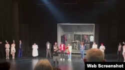 Актер Артур Шуваловдун каршылык акциясы. Ал  согушка каршылыгын билдирип, сахнада кан тамырын кесип жатат. Март, 2023-жыл.