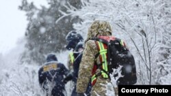 ӨКМдин куткаруучулары жоголгон адамды издөө учурунда. Иллюстрациялык сүрөт.