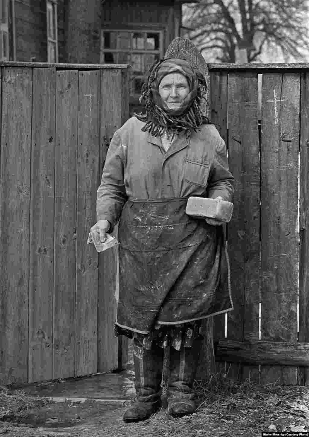 زن روستایی، منطقه هومل، ۱۹۹۶