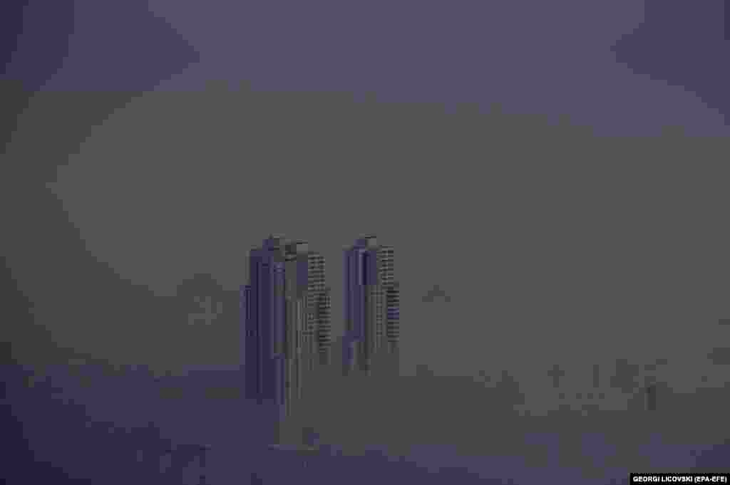 Македониянын борбору Скопьедеги коюу туман жана булганган аба. Аба сапатынын индекси &quot;ден соолукка зыяндуу&quot; деп табылып, Скопье дүйнөдөгү эң кир шаарлардын катарына кошулду.&nbsp;