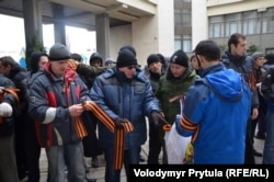 Проросійський мітинг у Криму біля Верховної Ради АРК. Сімферополь, 26 лютого 2014 року