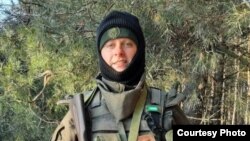 Солдат Національної гвардії України Максим Косоног загинув за нез'ясованих обставин на посту у серпні 2023 року: його дружина домагається продовження слідства, однак у військовій частині його спішать назвати самогубцею