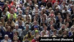 Участники сидят в спортзале во время собрания в Де-Мойне, штат Айова, США, 3 февраля 2020 года. 