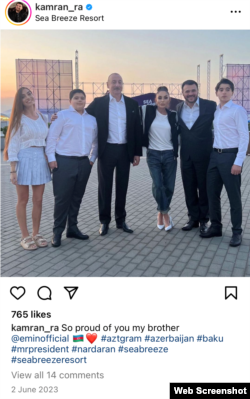 Эмин Агаларов (ўнгдан иккинчи) эгизак ўғиллари ва собиқ турмуш ўртоғи Лейла Алиева оиласи билан бирга премиум даражали денгизбўйи курорти — Sea Breeze да.