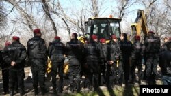 Թաթուլ Կրպեյանի անվան այգու հարակից տարածքում ոստիկանների հսկողության տակ աշխատող էքսկավատորը, 29-ը փետրվարի, 2024թ.