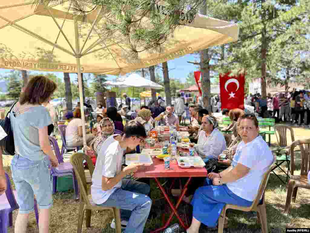 Сабантуй ул гаилә, нәселләр очрашуы. Алар табын кора, милли ризыклар пешерә, аралаша.