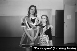 Одиннадцатиклассницы на последнем звонке. Фото: Настя Субботина