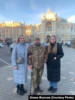 Увесь цей час вдома на Олену очікували й активно розшукували доньки й чоловік