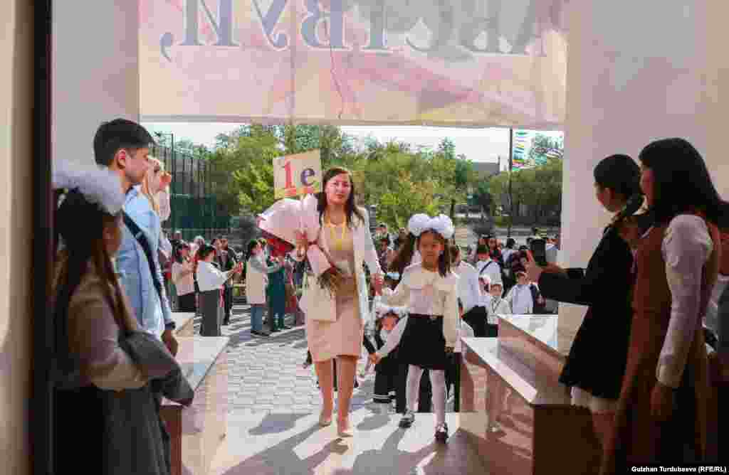 Бюджеттен каржыланган жалпы билим берүү тармагынын кызматкерлеринин айлык акысы 2022-жылдын 1-апрелинен тартып 50-80% чейин көбөйтүлгөн.&nbsp;Өткөн жылы кыргыз өкмөтү мамлекеттик кызматкерлердин айлыгын көбөйтүү максатында бюджеттен 26 млрд. сом кошумча бөлгөн. Анын 16 млрд сому билим берүү тармагына кеткен