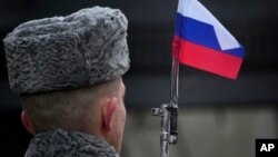 Cанкт-Петербургда күзөттө турган орус армиясынын жоокери,  27-январь, 2024