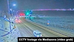 У автомобілі на фото, ймовірно, вивозять до моргу тіло Олексія Навального, кадр із відеокамери в Салехарді, 17 лютого 2024 року