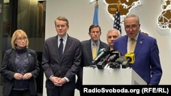 «Америка повинна знати, спікер Джонсон і республіканці Палати представників повинні знати, що без допомоги Україна, ми програємо війну», – сказав Чак Шумер (крайній праворуч)