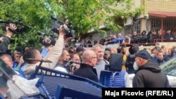 Етнически сърби, събрали се пред сгрдата на кметрството в Звечан, 29 мйа 2023 г.