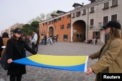 Група вихованців віком 6-18 років разом із директоркою дитбудинку два тижні тому повернулася в Україну