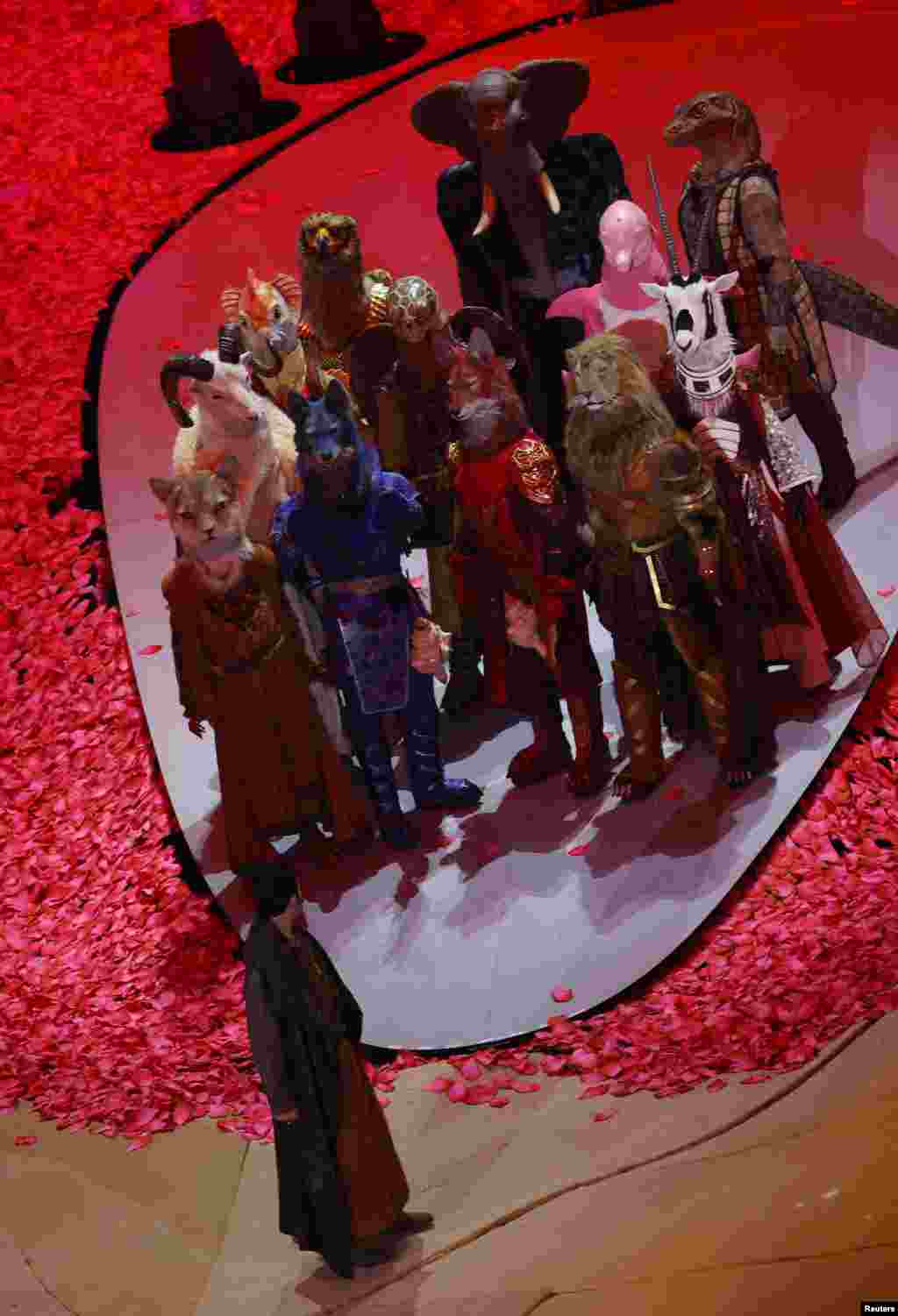 Мелдеш жүрүшүндөгү 51 беттеш Катардагы тогуз стадиондо өтөт.