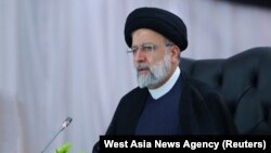 ابراهیم رئیسی در تبلیغات انتخاباتی و مناظره‌ها مدعی شده بود که با توقف رشد بدهی دولتی و چاپ اسکناس بدون پشتوانه، تورم را مهار و ارزش ریال را تثبیت خواهد کرد