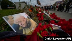 Санкт-Петербургтегі халы қойып кеткен Евгений Пригожиннің суреті мен гүл шоқтары. 