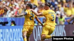 Denis Drăguș (dreapta) și Nicolae Stanciu (stânga), căpitanul echipei.