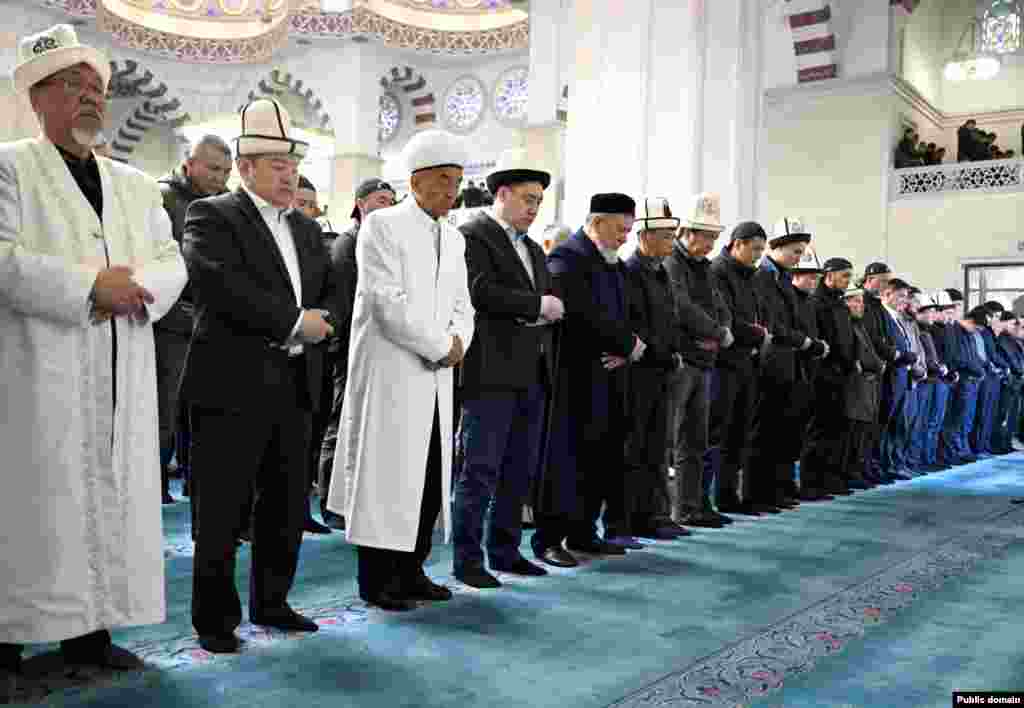 Айт намазга Министрлер кабинетинин төрагасы&nbsp; Акылбек Жапаров да барган.&nbsp;