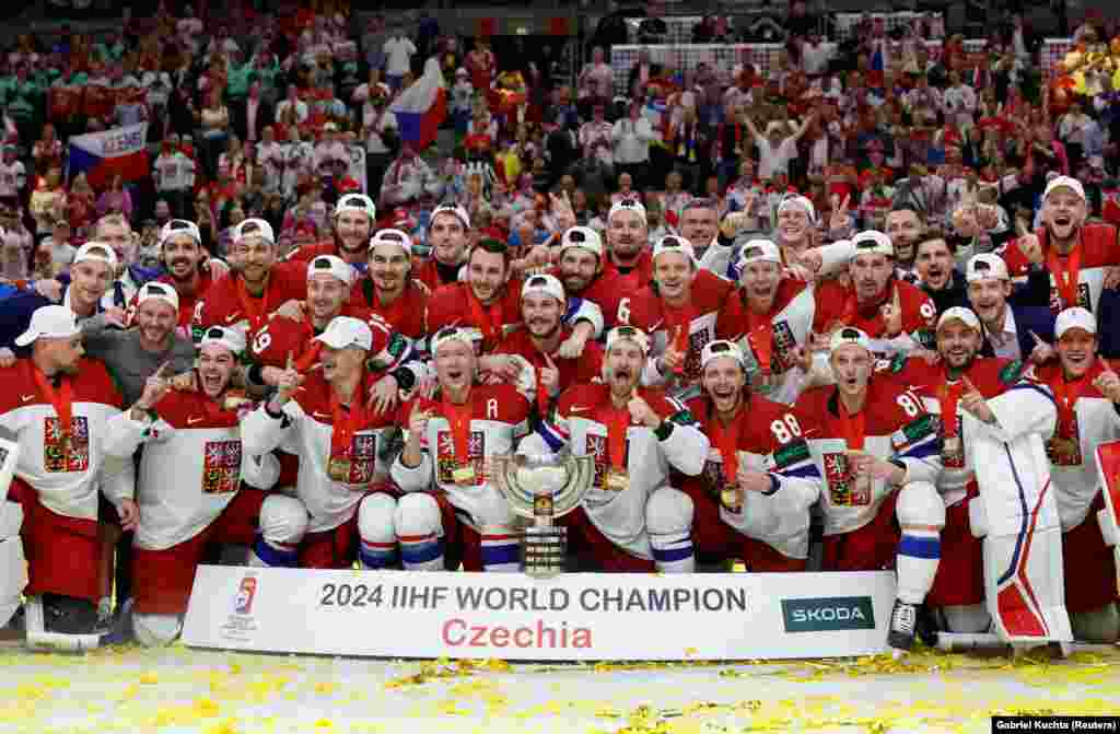 شادی بازیکنان جمهوری چک پس از کسب عنوان قهرمانی