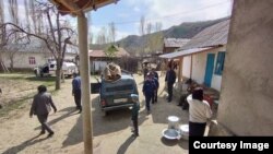 Тургундарды коопсуз жайга көчүрүү. 29-март, 2023-жыл, Жалал-Абад. 