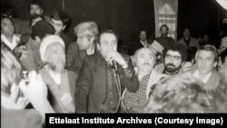 کریم دستمالچی پشت صادق قطب‌زاده و شهاب‌الدین اشراقی در آبان ۱۳۵۹ دیده می‌شود. این برنامه در سرای دستمالچی در بازار تهران برگزار شد.