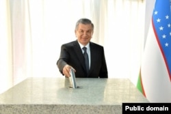 Мирзиёевнинг Шеробод қуёш станциясига тамал тошини қўйиш пайти. 2021 йил 1 июнь.