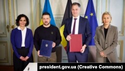 Президент України Володимир Зеленський і прем’єр-міністр Бельгії Александр Де Кроо (праворуч) після підписання двосторонньої Угоди про співробітництво у сфері безпеки та довгострокову підтримку. Брюссель, 28 травня 2024 рок