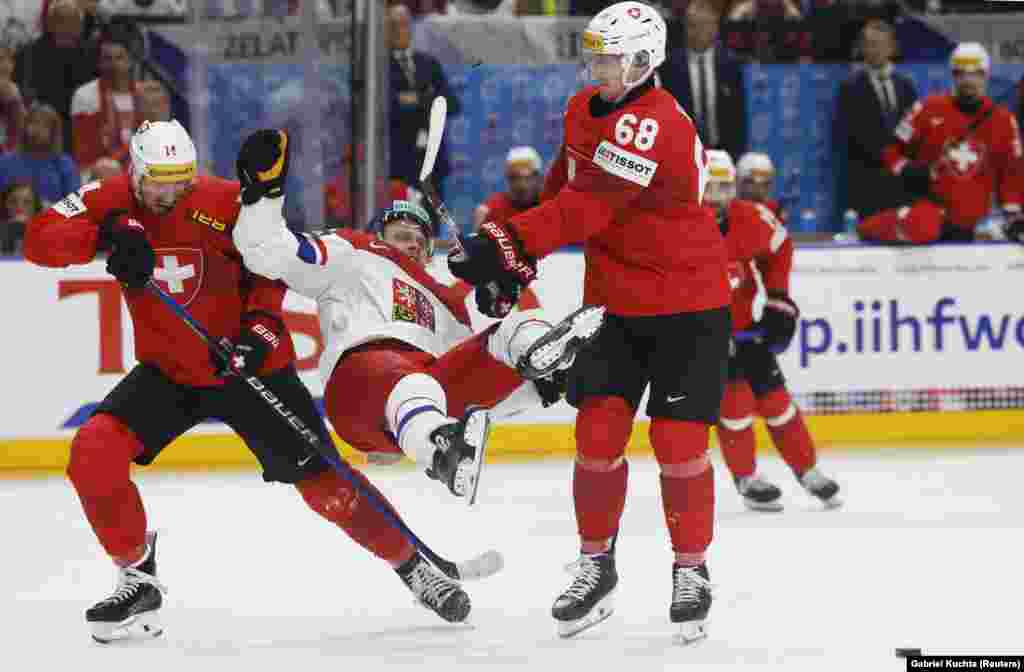 دو بازیکن سوئیس راه داوید پاسترناک را سد می&zwnj;کنند 