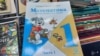 "Мектепте жок экен, базардан таптык". Китеп издеген ата-энелер