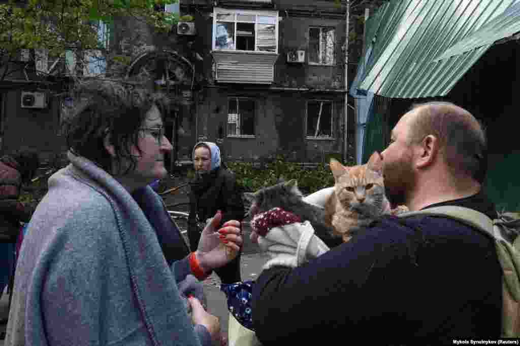 Жителі зруйнованого російським обстрілом будинку не покидають своїх домашніх улюбленців