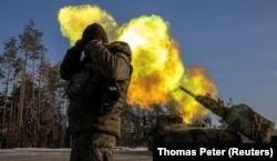 Самохідна гаубиця Archer шведського виробництва 45-ї окремої артилерійської бригади ЗСУ веде вогонь по позиціях армії РФ на Донеччині, 16 грудня 2023 року