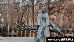 Հայաստան, Երևան - Կոմիտասի արձանը Կոնսերվատորիայի շենքի դիմաց, արխիվ