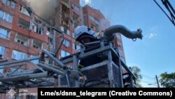 Рятувальники всю ніч розбирали завали пошкодженої багатоповерхівки