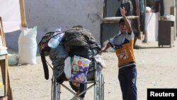 Жер которууга аргасыз болгон газалык бала. Рафах, 13-июнь 2024-жыл