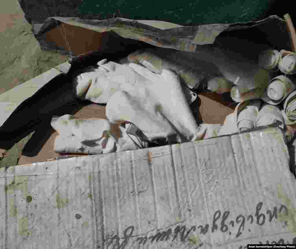 Bağlama malzemeleri ile qutu. &quot;Azovstal&quot;, 2022 senesi