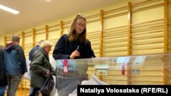 Голосування на одній із виборчих дільниць Варшави, 15 жовтня 2023 року